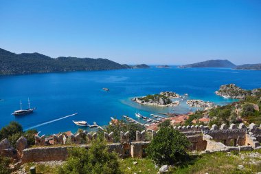 Deniz, Türkiye 'nin Kekova adasındaki antik kentin kalıntıları yakınında