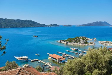Deniz, Türkiye 'nin Kekova adasındaki antik kentin kalıntıları yakınında