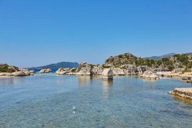 Akdeniz, antik Likya şehirleri kalıntıları ve mezar-lahitler, Aperlai, Simena Teimussa Dolihiste ile pitoresk adada sahil. Kekova, Türkiye
