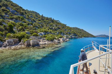 Deniz, Türkiye 'nin Kekova adasındaki antik kentin kalıntıları yakınında
