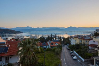 Güzel Körfezi ve bağlantı noktası Fethiye sırasında günbatımı, Türkiye