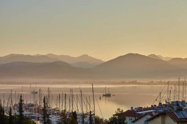 Güzel Körfezi ve bağlantı noktası Fethiye sırasında günbatımı, Türkiye