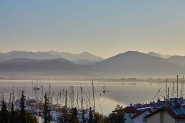 Güzel Körfezi ve bağlantı noktası Fethiye sırasında günbatımı, Türkiye
