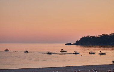 Gün batımında, Ölüdeniz Türkiye dağlar ve misafir silüeti