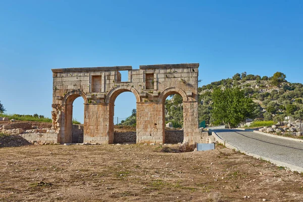 Arco Triunfal Bien Conservado Triple Arco Situado Entrada Antigua Ciudad —  Fotos de Stock