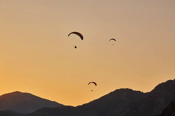 Silueta Parapente Volando Sobre Valle Montaña Brumosa Hermosos Colores Cálidos —  Fotos de Stock