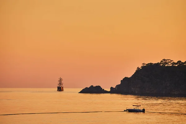 日落时的山脉和游艇剪影 土耳其奥卢德尼兹 — 图库照片