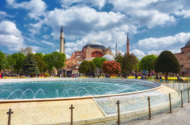 Ayasofya'nın ve bir güzel yaz günü Istanbul, Türkiye'de çeşme