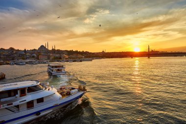 Istanbul, Türkiye'de gün batımını feribot teknelerle Boğaz