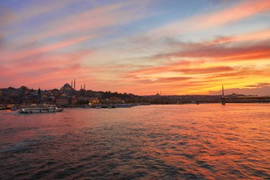 Istanbul Haliç metro Köprüsü sırasında kendi post modern bir görünüm ile alacakaranlık yeni inşa