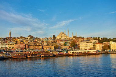 Yeni Cami Cami ibadet yeri Galata Köprüsü'nden gece manzaraya İstanbul Haliç suya yansıyan. Istanbul, Türkiye.