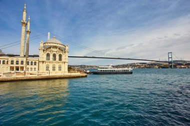 Istanbul, Türkiye'de Ortaköy Camii ve Boğaziçi Köprüsü'nün güzel bir manzara