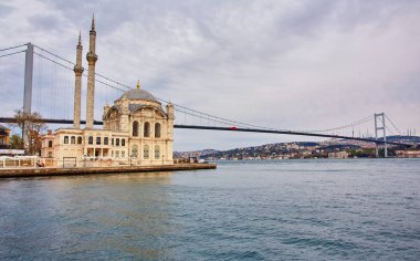 Ortaköy Camii ve Boğaziçi Köprüsü bağlanma Avrupa ve Asya kıtaları, Istanbul, Türkiye