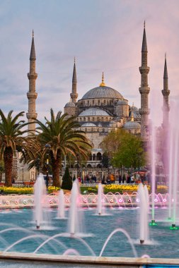 Sultan Ahmet Park Istanbul, Türkiye, Avrupa'nın renkli bahar günbatımı. Loonic Sultanahmet Camii ve arka plan üzerinde renkli Çeşme.