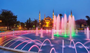 Çeşme ve gün batımı sırasında Istanbul'da Sultan Ahmed Camii