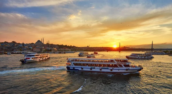 Istanbul, Türkiye'de gün batımını feribot teknelerle Boğaz