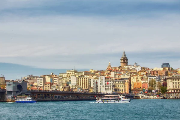 Güneşli Bir Günde Bir Ismarlayarak Istanbul Boğaz Bay Tarafındaki Galata — Stok fotoğraf
