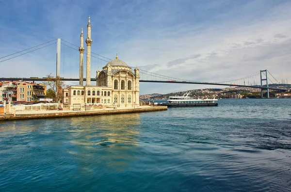 Ortakoymoskén Och Bosporbron Istanbul Turkiet — Stockfoto