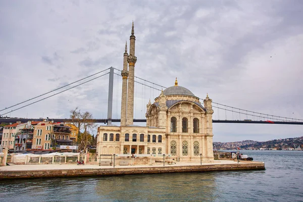 Ortakoyモスクとボスポラス橋 イスタンブール トルコ — ストック写真