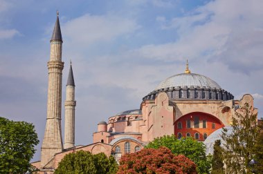 Istanbul'da Ayasofya. Ayasofya Bazilikası Türkiye'nin en iyi bilinen manzaraları biridir. Ayasofya'nın veya mavi gökyüzü arka plan üzerinde Aya Sofya. Ayasofya'nın doğal görünümünü gün güneşli yaz.