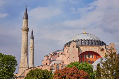 Istanbul'da Ayasofya. Ayasofya Bazilikası Türkiye'nin en iyi bilinen manzaraları biridir. Ayasofya'nın veya mavi gökyüzü arka plan üzerinde Aya Sofya. Ayasofya'nın doğal görünümünü gün güneşli yaz.