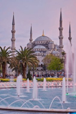 Çeşme ve gün batımı sırasında Istanbul'da Sultan Ahmed Camii