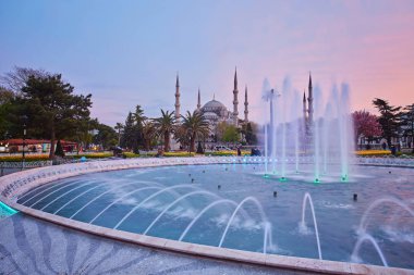 Çeşme ve gün batımı sırasında Istanbul'da Sultan Ahmed Camii
