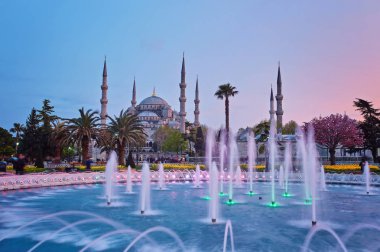 Sultan Ahmet Park Istanbul, Türkiye, Avrupa'nın renkli bahar günbatımı. Loonic Sultanahmet Camii ve arka plan üzerinde renkli Çeşme.