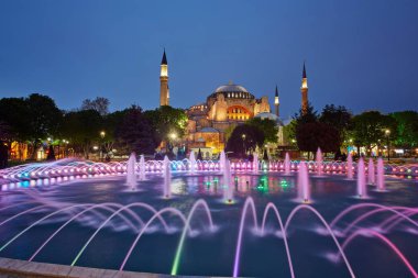 Ayasofya Bazilikası'na, Istanbul, Türkiye, geç akşam üzerinde renkli ışıklı çeşmeler ile