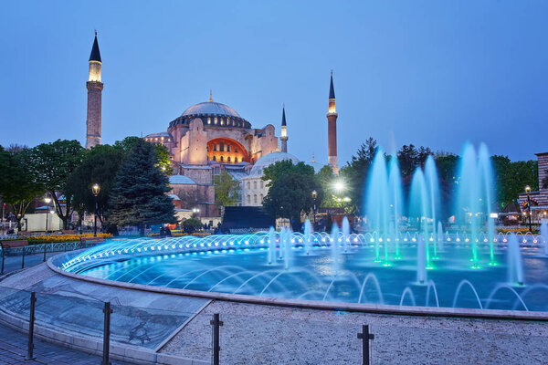 Базилика Святой Софии в Стамбуле, Турция, с красочными освещенными фонтанами поздним вечером
