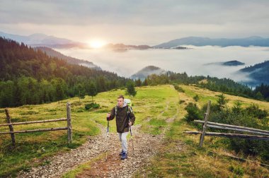 dağlarda yolda sırt çantası ile turizm