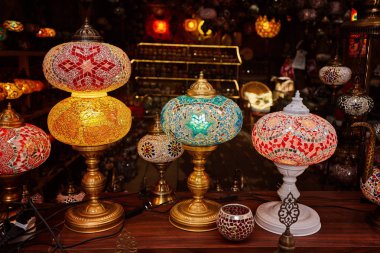 Türkiye 'nin İstanbul kentindeki Kapalı Çarşıda Türk dekoratif lambaları satılık