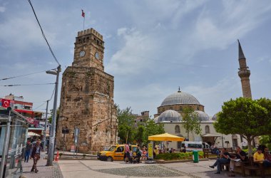 Saat Kulesi Antalya Kaleiçi timelapse hyperlapse, Türkiye'nin tarihi kısmında. Gün batımından önce görüntüleyin. Antalya'nın eski şehir turistler arasında popüler bir yer
