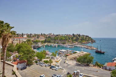 Yat Limanı ve kırmızı Ev'in havadan görünümü eski kasaba timelapse Antalya, Türkiye çatılar. Turistik Şehir Merkezi Antalya deniz koyunda. Antalya, Türkiye'nin Simgesel Yapı güneşli bir günde. Antalya, yatlara seyahat