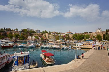 Yat Limanı ve kırmızı Ev'in havadan görünümü eski kasaba timelapse Antalya, Türkiye çatılar. Turistik Şehir Merkezi Antalya deniz koyunda. Antalya, Türkiye'nin Simgesel Yapı güneşli bir günde. Antalya, yatlara seyahat