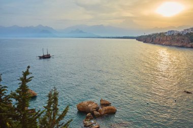 Bir gemi ile Toros Dağları Antalya Türkiye ve günbatımı.