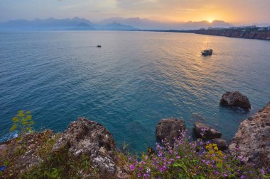 Bir gemi ile Toros Dağları Antalya Türkiye ve günbatımı.