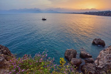 Bir gemi ile Toros Dağları Antalya Türkiye ve günbatımı.