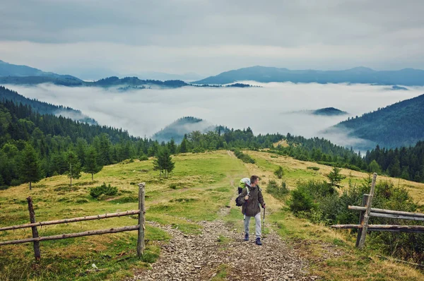 Turista Con Mochila Carretera Las Montañas — Foto de Stock