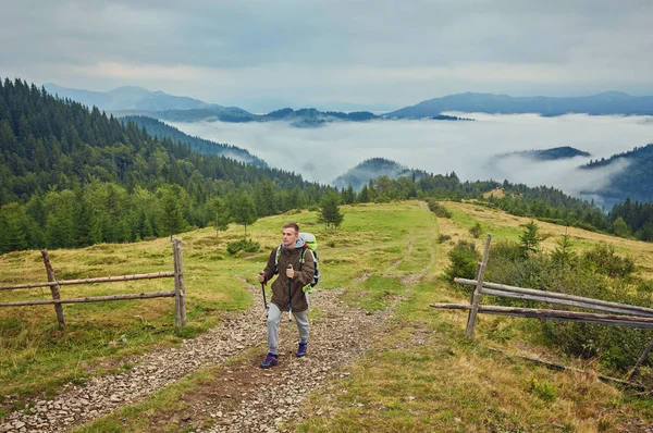 Senderismo Hombre Las Montañas Del Atardecer Con Mochila Pesada Travel — Foto de Stock