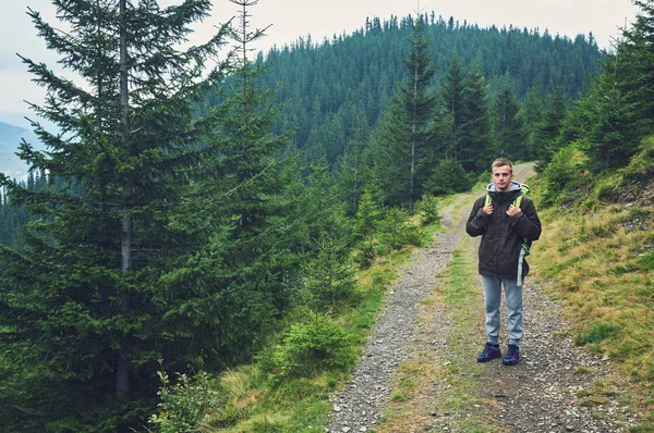 Turista Con Mochila Carretera Las Montañas — Foto de Stock