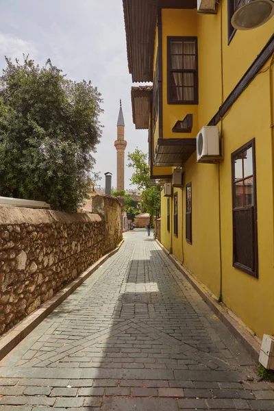 Eski şehir Kaleiçi - Antalya, Türkiye'nin sokaklarında.