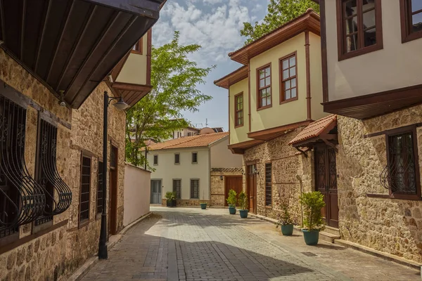 Eski şehir Kaleiçi - Antalya, Türkiye'nin sokaklarında.