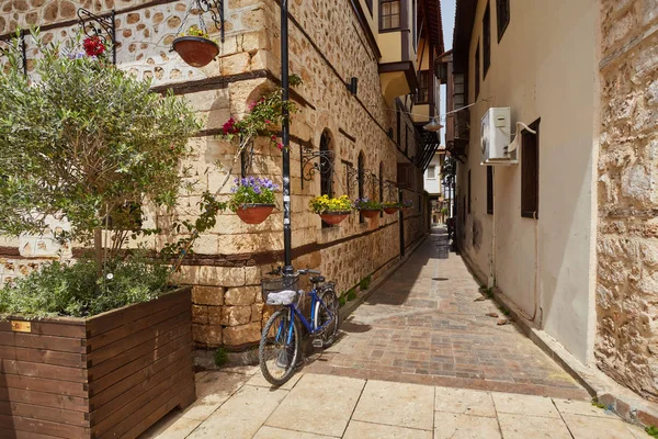 Eski şehir Kaleiçi - Antalya, Türkiye'nin sokaklarında.