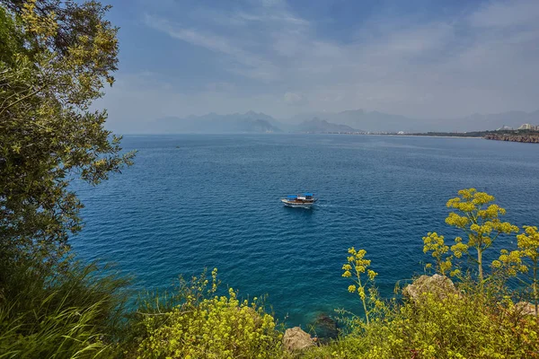 Een Schip Met Taurus Gebergte Antalya Turkije Zonsondergang — Stockfoto