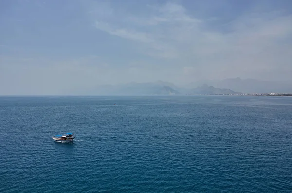 Bir gemi ile Toros Dağları Antalya Türkiye ve günbatımı.