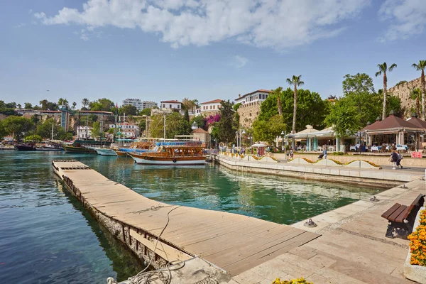 Yat Limanı ve kırmızı Ev'in havadan görünümü eski kasaba timelapse Antalya, Türkiye çatılar. Turistik Şehir Merkezi Antalya deniz koyunda. Antalya, Türkiye'nin Simgesel Yapı güneşli bir günde. Antalya, yatlara seyahat