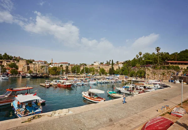 Yat Limanı ve kırmızı Ev'in havadan görünümü eski kasaba timelapse Antalya, Türkiye çatılar. Turistik Şehir Merkezi Antalya deniz koyunda. Antalya, Türkiye'nin Simgesel Yapı güneşli bir günde. Antalya, yatlara seyahat