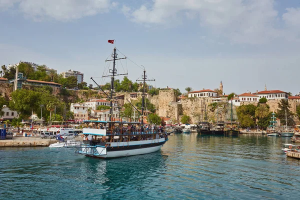 Yat Limanı ve kırmızı Ev'in havadan görünümü eski kasaba timelapse Antalya, Türkiye çatılar. Turistik Şehir Merkezi Antalya deniz koyunda. Antalya, Türkiye'nin Simgesel Yapı güneşli bir günde. Antalya, yatlara seyahat