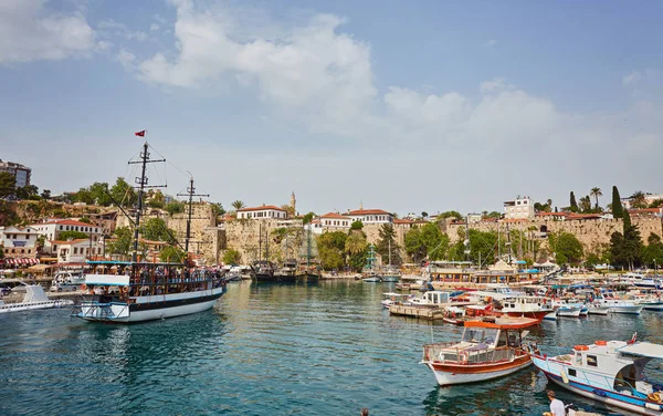 Yat Limanı ve kırmızı Ev'in havadan görünümü eski kasaba timelapse Antalya, Türkiye çatılar. Turistik Şehir Merkezi Antalya deniz koyunda. Antalya, Türkiye'nin Simgesel Yapı güneşli bir günde. Antalya, yatlara seyahat